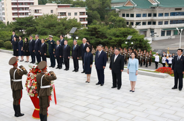 参谒中朝友谊塔1.jpg