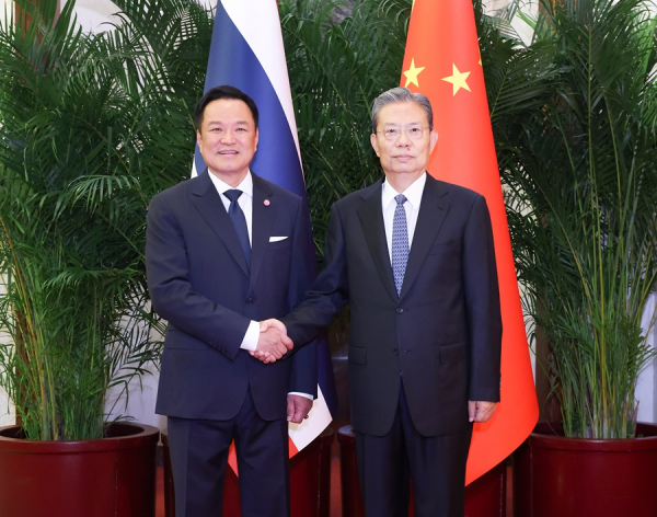 赵乐际会见泰国总理阿努廷.jpg